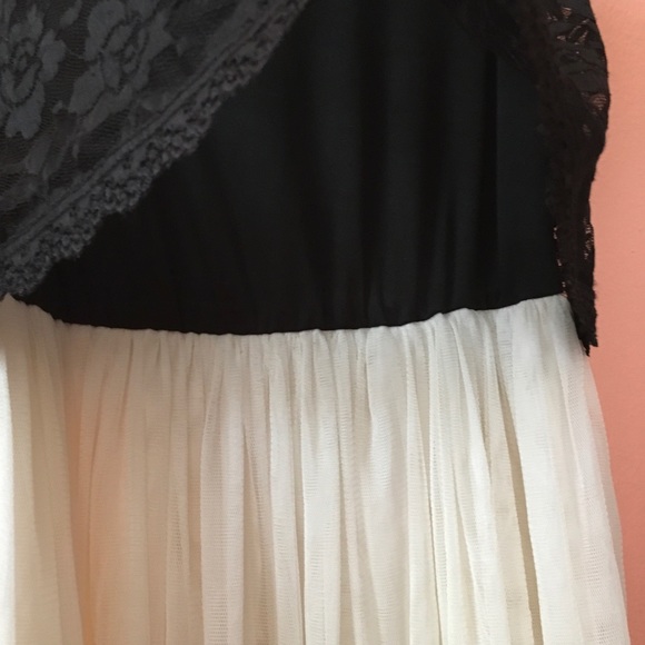 B.Smart(S)Black lace dress with white flowy bottom - Picture 7 of 7